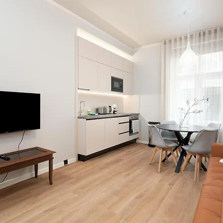 Dandelion Dzirnavu Near The Park Apartamento Riga